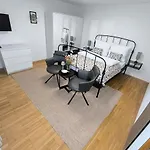 Urlaub In - Mit Großer Terrasse - Für 1 Bis 4 Personen
